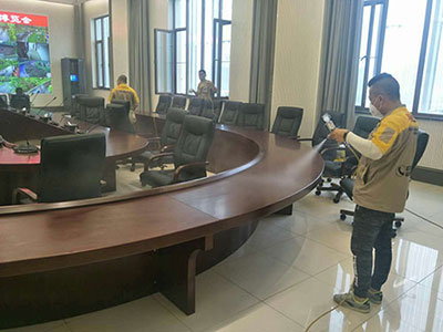 乾港集團的施工師傅們正在進(jìn)行除甲醛施工