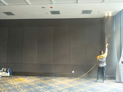 乾港集團的施工師傅們正在進(jìn)行除甲醛施工